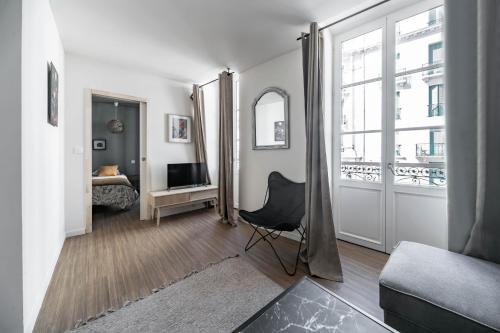 a living room with a bed and a window at Résidence Aristide Briand - Appartements en Centre Ville in Vichy