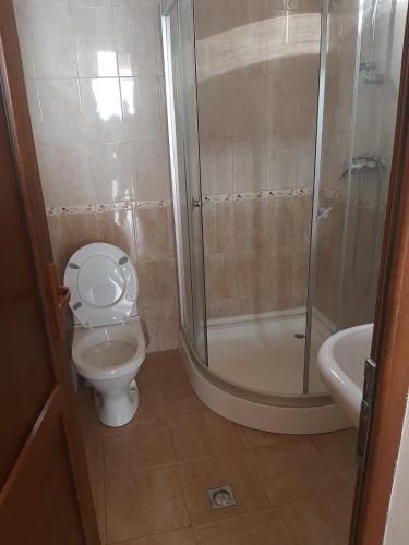 e bagno con doccia, servizi igienici e lavandino. di Nairi a Sevan