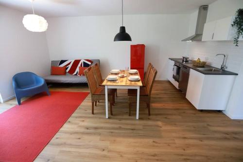 a kitchen and dining room with a table and chairs at Ganzes Apartment -London- in Erftstadt - 3 Zimmer & 63qm - nahe Köln, Messe, Phantasialand & Bonn - Familienurlaub oder Business Trip in Erftstadt