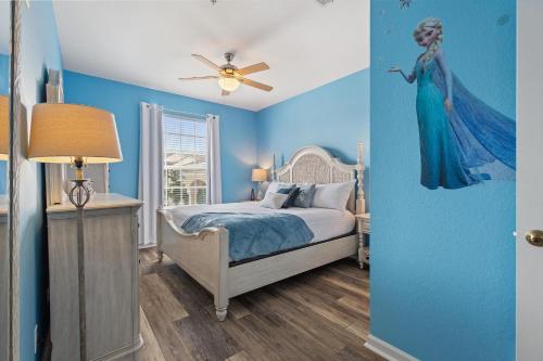 een blauwe slaapkamer met een vrouw op de muur bij Mickey's Whimsical Wonderland in Kissimmee