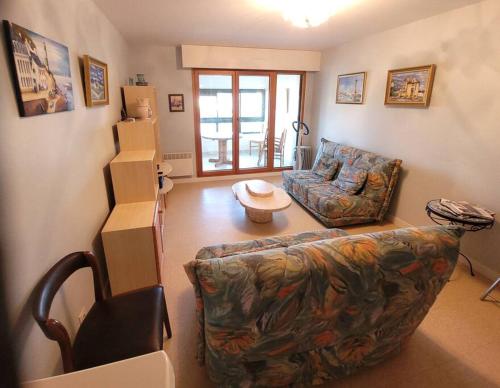 a living room filled with boxes and a couch at Le Kervenel - Les Gîtes de la Côte d'Amour in Le Croisic