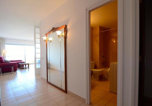 einen Flur mit Spiegel und ein Badezimmer in der Unterkunft Puig Padro 4 1-1 in L'Escala