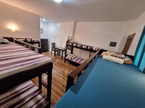 Zimmer mit 4 Etagenbetten in einem Zimmer in der Unterkunft Island Front - Bangcogon Resort and Restaurant in Oslob
