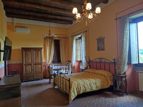 1 dormitorio con cama y lámpara de araña en Antico Casino, en Liberi