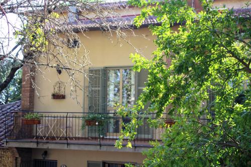 a building with a balcony with plants on it at il nuvoloso in Città della Pieve
