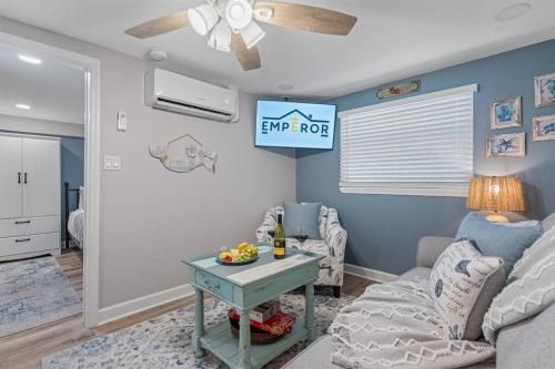 Ein Sitzbereich in der Unterkunft Downtown Dunedin Gem, Fully Renovated #3