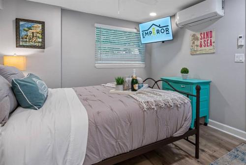 Ein Bett oder Betten in einem Zimmer der Unterkunft Downtown Dunedin Gem, Fully Renovated #3