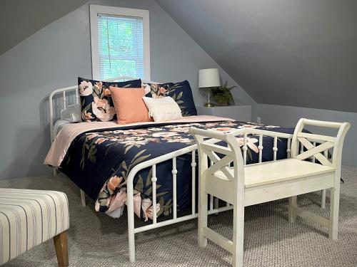 Ένα ή περισσότερα κρεβάτια σε δωμάτιο στο Cozy cottage near downtown Prescott