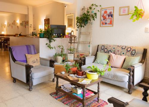uma sala de estar com dois sofás e uma mesa em Casa Nanet Hotel em Mar del Plata