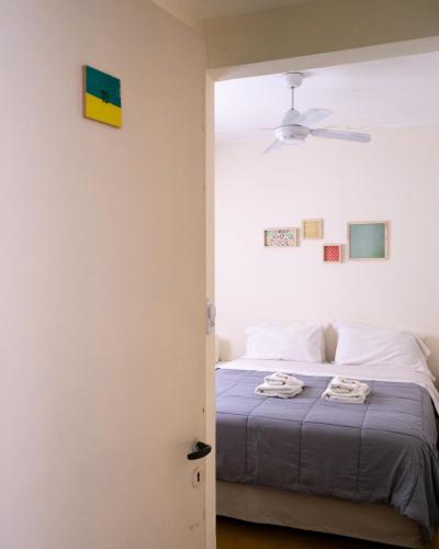 a bedroom with a bed and a ceiling at Casa Nanet Hotel in Mar del Plata