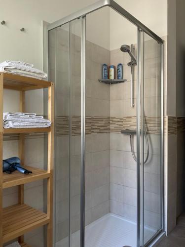 um chuveiro com uma caixa de vidro na casa de banho em CASA FEDERICA em Marghera