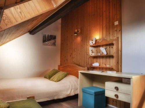 a bedroom with two beds and a desk in a room at Maison Corrençon-en-Vercors, 4 pièces, 7 personnes - FR-1-515-182 in Corrençon-en-Vercors