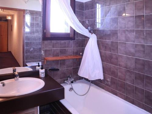 a bathroom with a sink and a bath tub and a sink at Appartement Les Orres, 3 pièces, 6 personnes - FR-1-322-532 in Les Orres