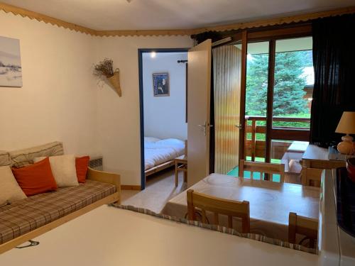 un salon avec un canapé et une table dans l'établissement Studio cabine près navette, balcon exposé sud - FR-1-679-6, à Morzine