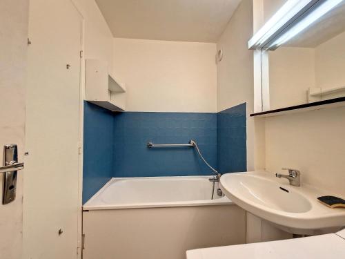 une salle de bain avec un lavabo et une baignoire dans l'établissement **Studio Alcôve à La Daille avec Balcon, Ski aux Pieds et Piscine Chauffée en Été** - FR-1-518-149, à Val dʼIsère