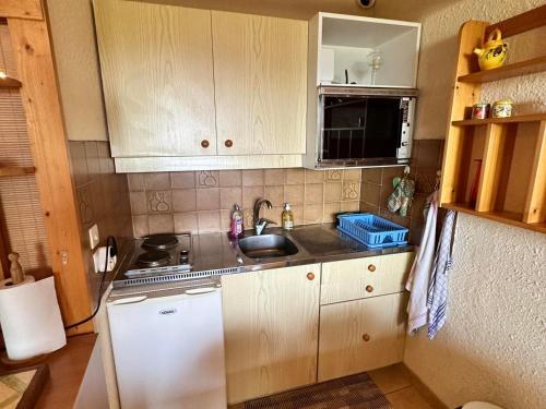 Photo de la galerie de l'établissement Studio cabine cosy, balcon sud, parking, Wi-Fi, près des pistes et randonnées - FR-1-515-183, à Villard-de-Lans