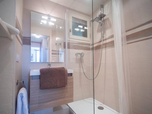 La salle de bains est pourvue d'une douche avec une porte en verre. dans l'établissement Appartement Valmorel, 2 pièces, 4 personnes - FR-1-291-895, à Valmorel