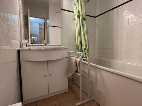 Kylpyhuone majoituspaikassa Appartement Les Angles, 3 pièces, 6 personnes - FR-1-593-93