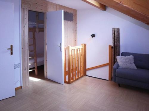 sala de estar con sofá y puerta abierta en Appartement Les Orres, 2 pièces, 8 personnes - FR-1-322-533, en Les Orres