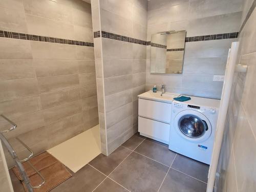 a laundry room with a washing machine and a sink at Gîte rénové près de Nancy et Metz, animaux admis - FR-1-584-296 in Lironville