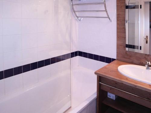 a bathroom with a bath tub and a sink at Appartement Les Orres, 2 pièces, 8 personnes - FR-1-322-533 in Les Orres