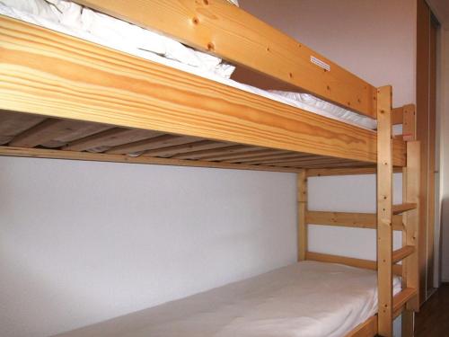 een kamer met 2 stapelbedden bij Appartement Huez, 1 pièce, 4 personnes - FR-1-405-334 in Huez