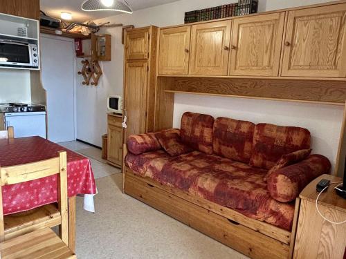 un salon avec un canapé et une table dans l'établissement Studio cosy pour 4 pers avec balcon - Alpe d'Huez, quartier de l'Eclose, proche commerces et pistes - FR-1-405-336, à Huez