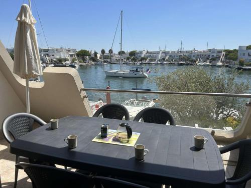 T2 Cabine Climatisé 6 Couchages avec Parking - Port Camargue - FR-1-250-260