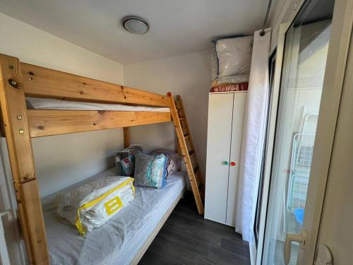 een kleine kamer met 2 stapelbedden en een kast bij Studio Les Angles, 1 pièce, 4 personnes - FR-1-593-92 in Les Angles