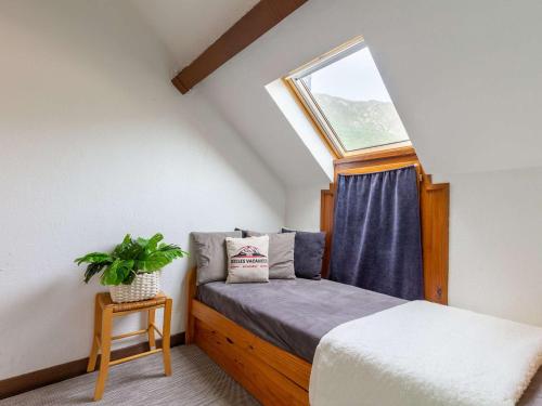 une petite chambre avec un lit et une fenêtre dans l'établissement Appartement pour 4 personnes avec balcon et garage, proche téléphérique et commerces à Saint-Lary - FR-1-296-478, à Saint-Lary-Soulan