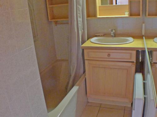 une salle de bain avec un lavabo, une douche et une baignoire dans l'établissement Appartement cosy à Morillon pour 6 pers, balcon, lave-vaisselle, machine à laver - FR-1-629-132, à Morillon