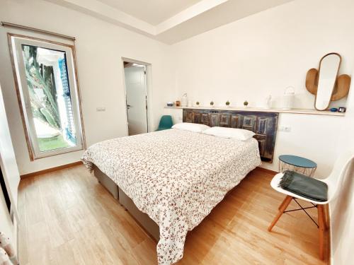 - une chambre avec un lit et une fenêtre dans l'établissement Casa Cactus, à Corralejo