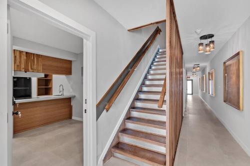 un escalier menant à une cuisine dans une maison dans l'établissement Gorgeous Apartment close to Brickell wFree Parking, à Miami