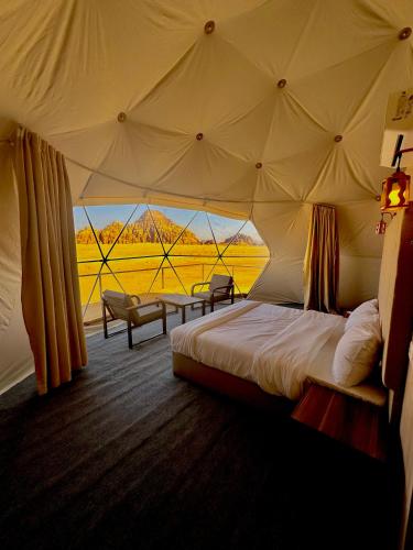 Ένα ή περισσότερα κρεβάτια σε δωμάτιο στο Mirage Camp Wadi Rum