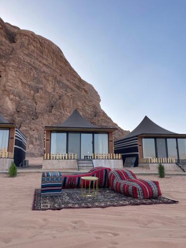 un grupo de almohadas sentado frente a una casa en Wadi Rum sky Camp en Wadi Rum
