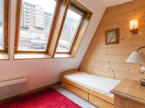 une petite pièce avec un lit et une fenêtre dans l'établissement Charmant duplex central à Avoriaz, 5 pers., balcon sud, casier à skis, Wifi - FR-1-314-109, à Morzine