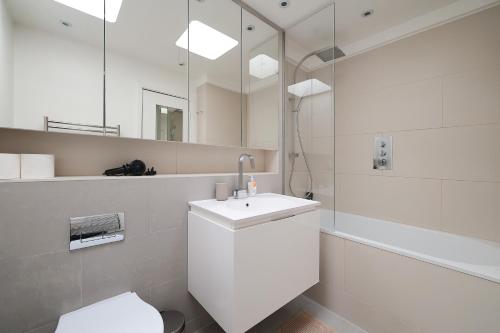 Koupelna v ubytování 2 bedroom Chic Apartment With Private Balcony In Notting Hill