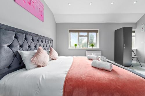 Een bed of bedden in een kamer bij Spacious Ensuite Room Feltham Heathrow London TW13