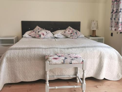 a bed with a white comforter and pillows at Pokoje i Apartament U Ireny in Poronin