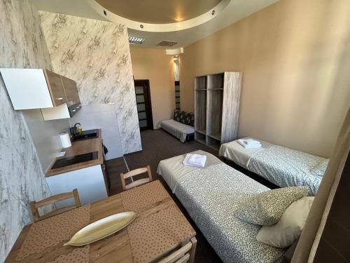 una camera d'albergo con due letti e una cucina di Studio Kraszewskiego 5 a Rzeszów