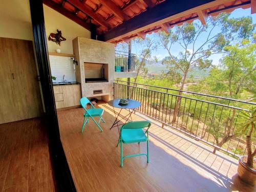a room with a balcony with a table and chairs at La Vista - Un lugar de Ensueño in Samaipata