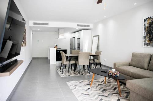 NEW OFFER Apartment with Roof Poolにあるテレビまたはエンターテインメントセンター