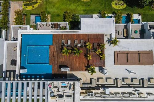 プラヤ・デル・カルメンにあるNEW OFFER Apartment with Roof Poolの青いガレージ付きの建物の上面