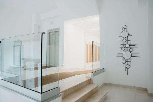 een glazen vitrine in een kamer met trappen bij Las Canteras Beach Suites in Las Palmas de Gran Canaria