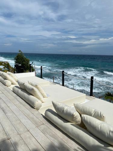 una fila de almohadas en una mesa cerca del océano en RUNIK Siquijor - Adults Only, en San Juan