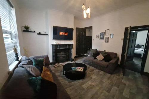 Φωτογραφία από το άλμπουμ του Spacious House with 4-Room Sleeps 8 Ideal for Contractors & Groups ,Family - Smart TV - Netflix - Parking - Birmingham 20min M6 J9 σε Wednesbury