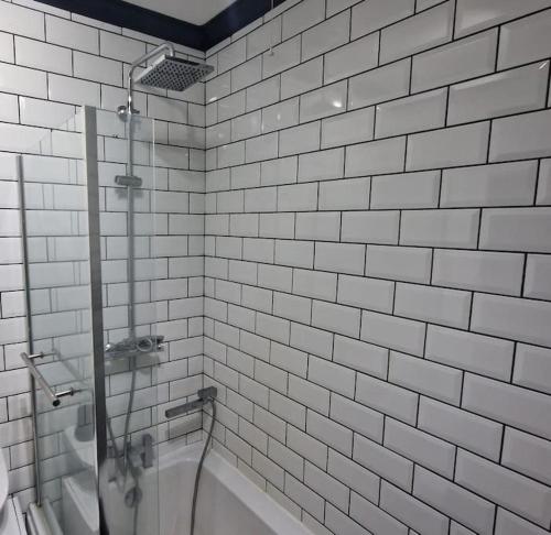 Φωτογραφία από το άλμπουμ του Spacious House with 4-Room Sleeps 8 Ideal for Contractors & Groups ,Family - Smart TV - Netflix - Parking - Birmingham 20min M6 J9 σε Wednesbury