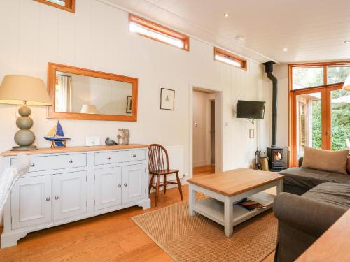 ein Wohnzimmer mit einem Sofa und einem Tisch in der Unterkunft Hambleton in Cottesmore