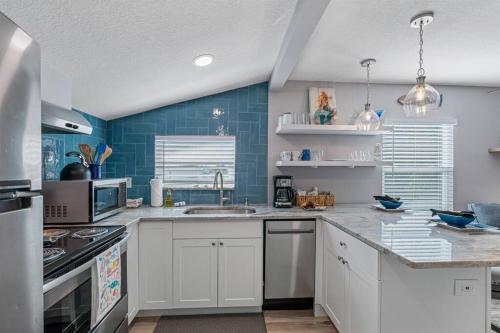 Una cocina o zona de cocina en Downtown Dunedin Gem, Fully Renovated #4