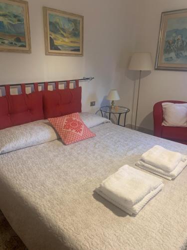 een slaapkamer met een bed met twee handdoeken erop bij Appartamento Chloe R2396 in Quartu SantʼElena